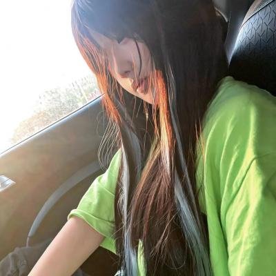 她行走于黑暗中